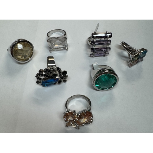 129 - Approximately 100 assorted dress rings