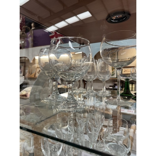 179 - A good lot of wine glasses etc