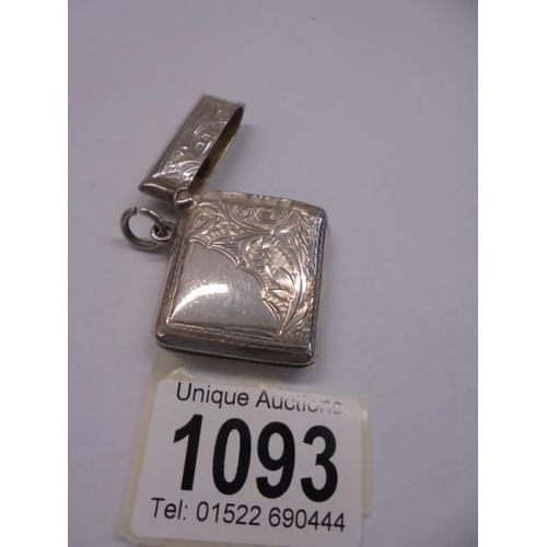 1093 - A silver vesta case.