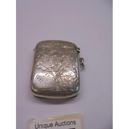 1095 - A silver vesta case.