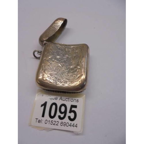 1095 - A silver vesta case.