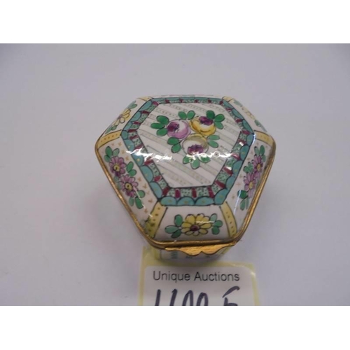 1100F - A 19th century porcelain trinket box.