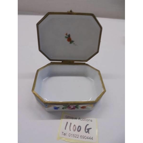 1100G - A 19th century porcelain trinket box.