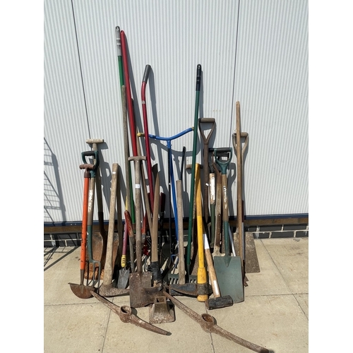 299 - A large quantity of garden tools