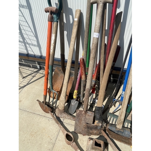 299 - A large quantity of garden tools