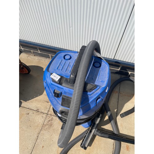 250D - A Nilfisk multi 30 industrial hoover