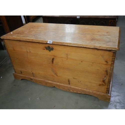 1564 - A large pine blanket box, COLLECT ONLY.