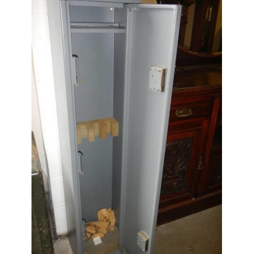 1575 - A metal gun cabinet. COLLECT ONLY.