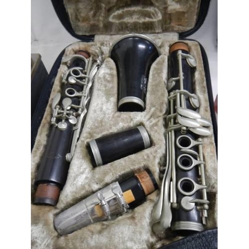 1633 - A  good quality cased clarinet.