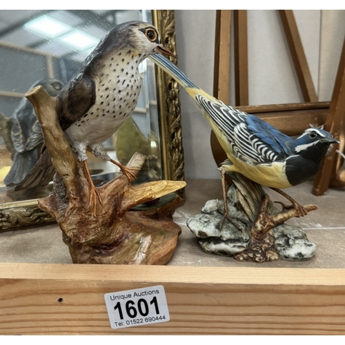 1601 - A pair of bird ornaments