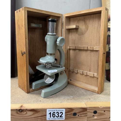 1632 - A boxed vintage Regent microscope