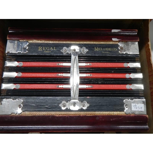 1659 - A boxed vintage Regal Melodeon