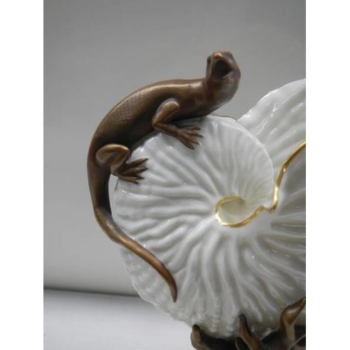 1665 - A Royal Worcester Nautilus Lizard shell vase (a/f minor chip to rim).