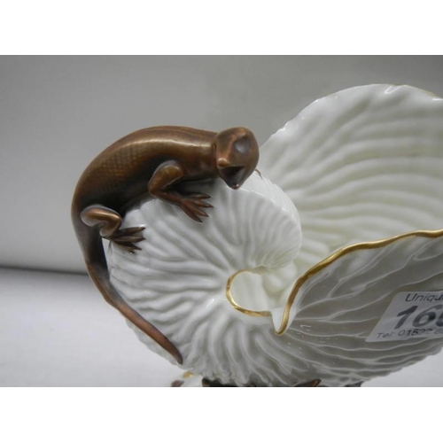 1665 - A Royal Worcester Nautilus Lizard shell vase (a/f minor chip to rim).