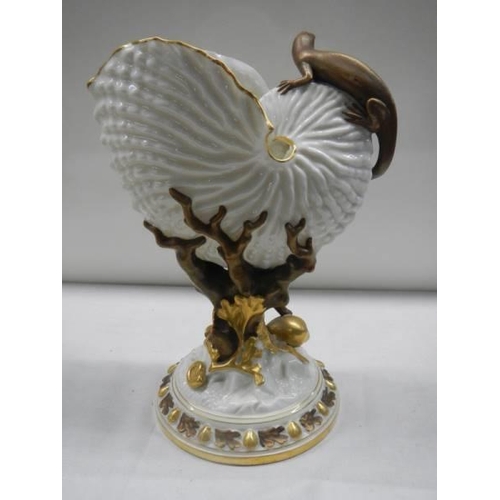 1665 - A Royal Worcester Nautilus Lizard shell vase (a/f minor chip to rim).