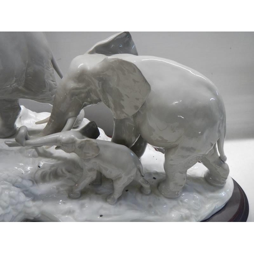 1673 - A large Lladro Elephants Walking group in box. COLLECT ONLY