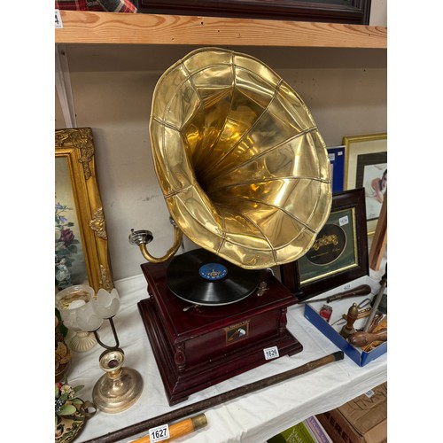 1626 - A horn gramophone with brass horn