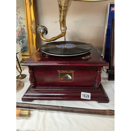 1626 - A horn gramophone with brass horn