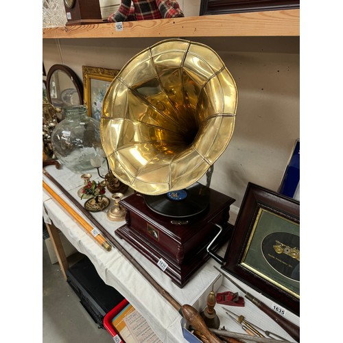 1626 - A horn gramophone with brass horn