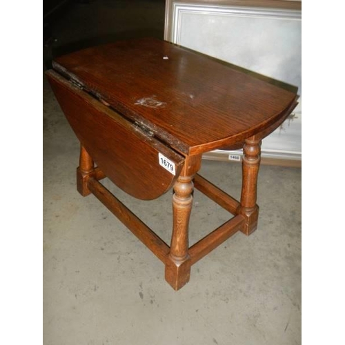 1679 - A small oak drop leaf table COLLECT ONLY.