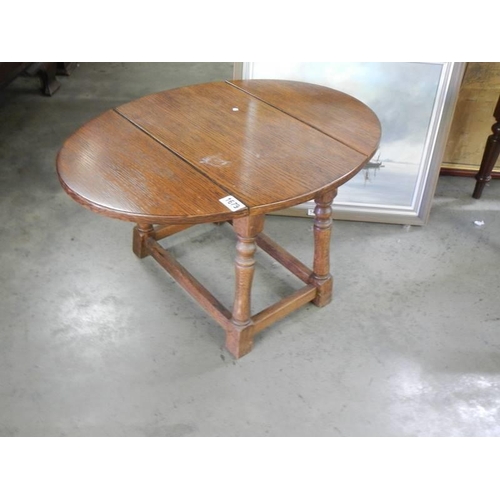 1679 - A small oak drop leaf table COLLECT ONLY.