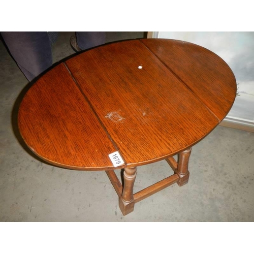 1679 - A small oak drop leaf table COLLECT ONLY.