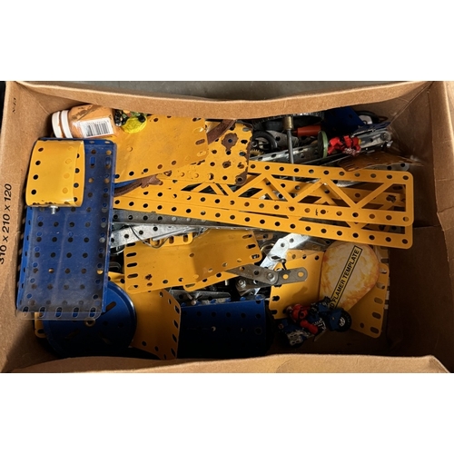 1646 - A box of old Meccano.