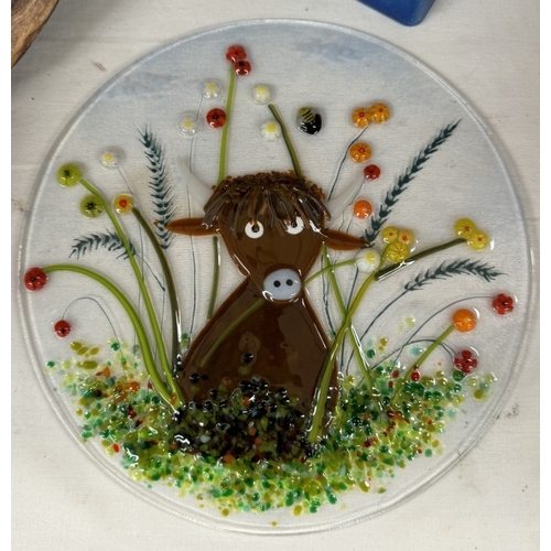 1649 - An art glass window plaque of highland cattle. Diameter 20cm and other items