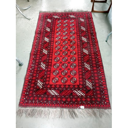 1697 - A living room carpet with good red colours size approximately 160 x 116cm