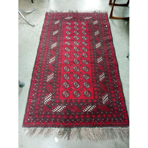 1697 - A living room carpet with good red colours size approximately 160 x 116cm