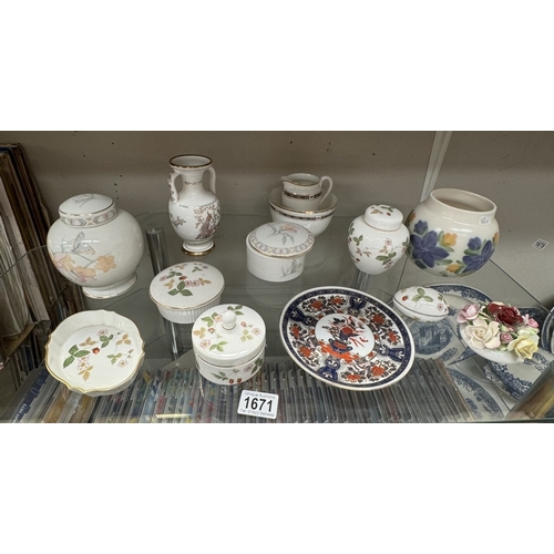 1671 - A Wedgwood wild strawberry & other porcelain including Royal Winton, Royal Doulton etc