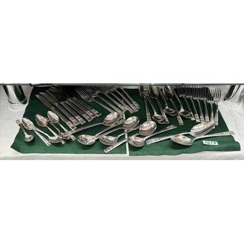 1674 - A 38 piece Community silver plate cutlery set