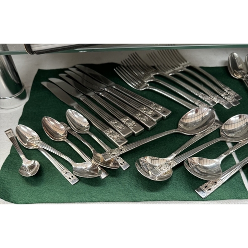 1674 - A 38 piece Community silver plate cutlery set