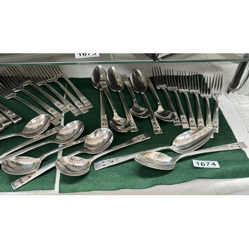 1674 - A 38 piece Community silver plate cutlery set