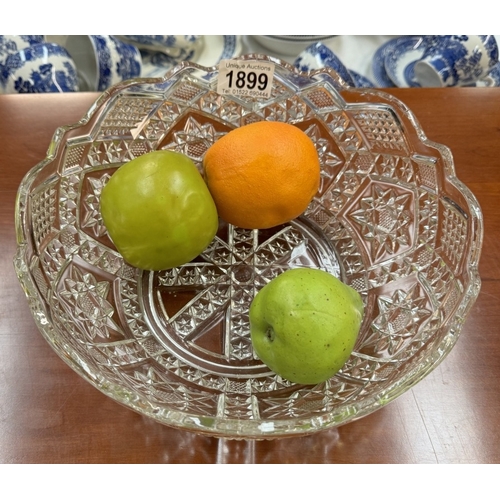 1899 - A lead crystal fruit bowl