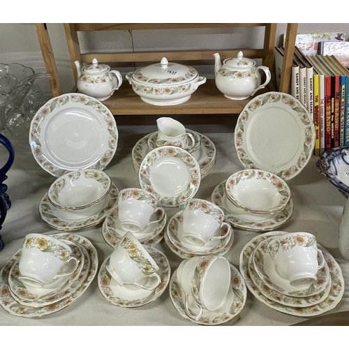 1637 - A Duchess Greensleeves dinner & tea service (approximately 45 pieces)