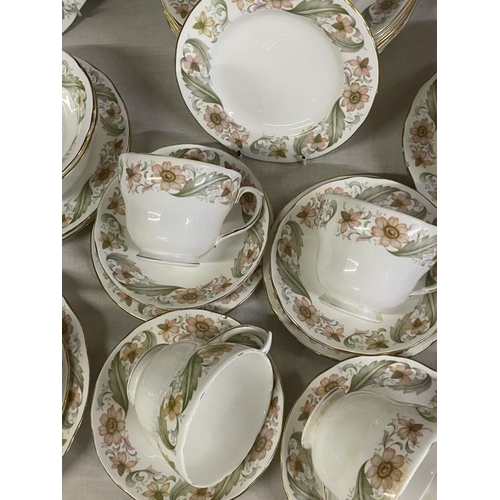 1637 - A Duchess Greensleeves dinner & tea service (approximately 45 pieces)