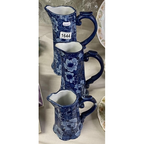 1644 - A set of 3 graduated jugs with a blue floral pattern