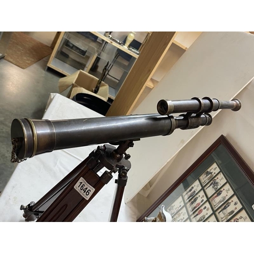 1646 - A vintage style telescope on stand