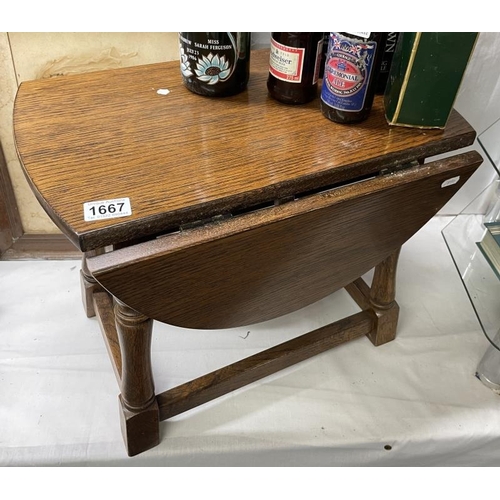 1667 - A small oval drop leaf side table 50cm x 40cm