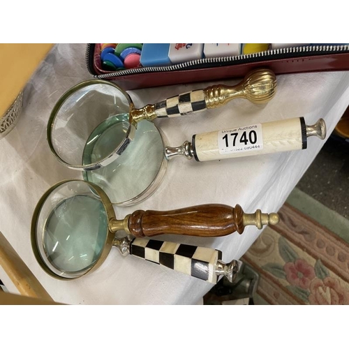 1740 - 4 magnifying glasses