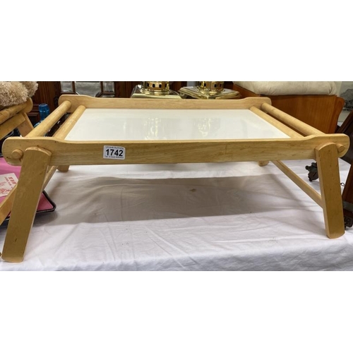 1742 - 2 lap trays/tables