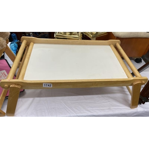 1742 - 2 lap trays/tables