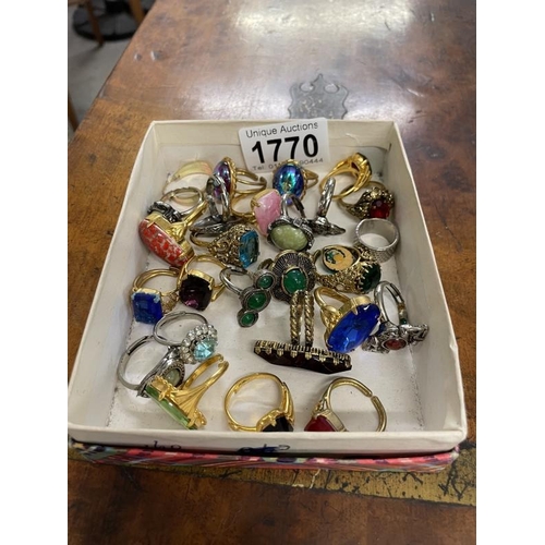 1770 - A collection of costume rings