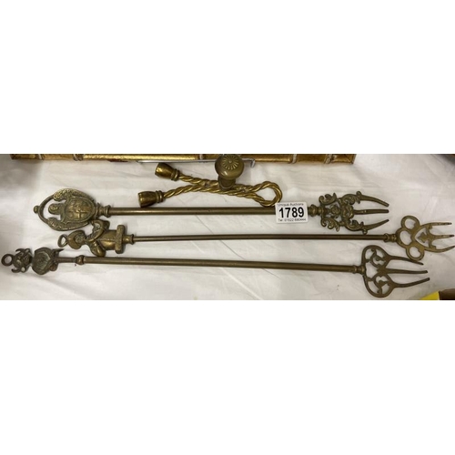 1789 - A quantity of brass items mainly toasting forks