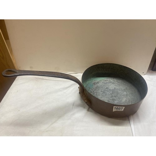 1607 - A heavy vintage copper pan with long handle