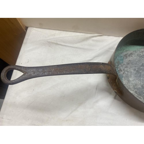 1607 - A heavy vintage copper pan with long handle