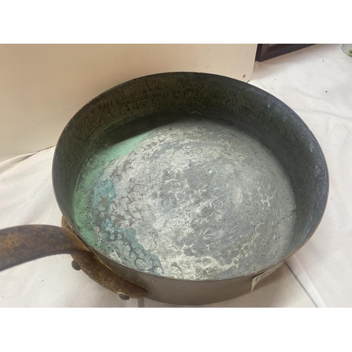 1607 - A heavy vintage copper pan with long handle