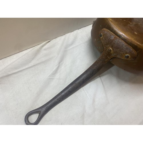 1607 - A heavy vintage copper pan with long handle