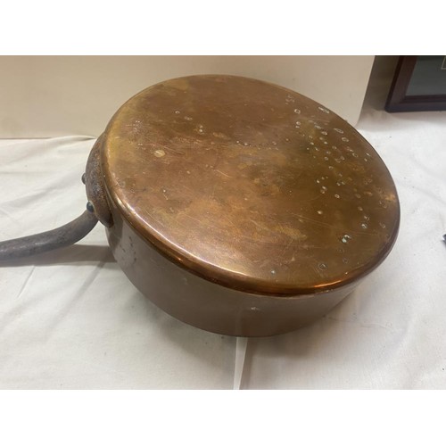 1607 - A heavy vintage copper pan with long handle